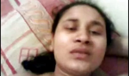 एंजेलिका हार्ट ने अपने सेक्सी हिंदी फिल्म मूवी वीडियो गुलाम को उसके स्तनों से सटाया