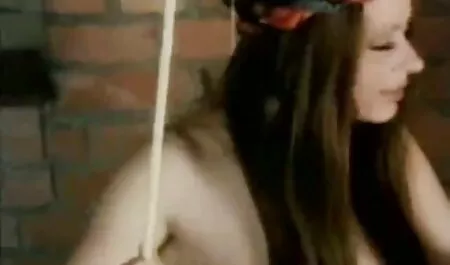 सुनहरे बालों वाली किशोर बड़े dildo के साथ हस्तमैथुन सेक्स करने की मूवी